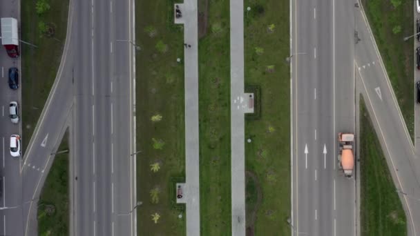 Cidade carro multi-pista estrada na área residencial, drone zoom out shot — Vídeo de Stock