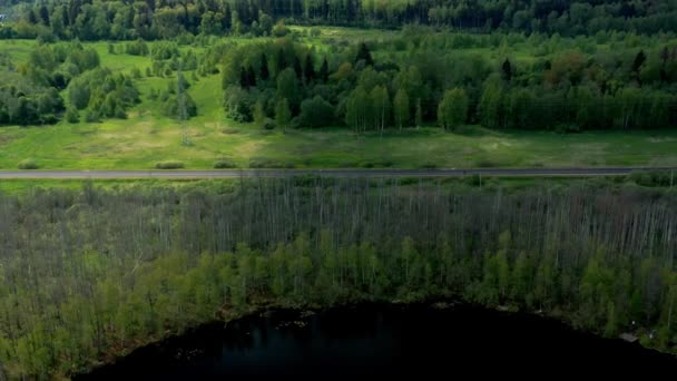 Drone vliegen over toppen zoom uit van bomen en meer in Moskou — Stockvideo