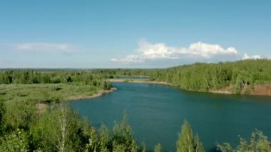 Tula Oblastı 'ndaki Romantsevo tepeleri ve gölleri insansız hava aracı görüntüsü