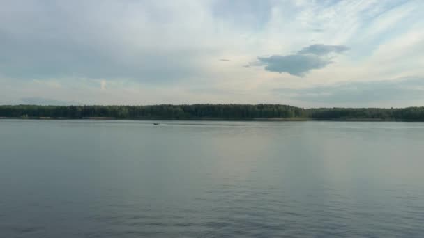 Lake Bezdonnoe drón lövés Moskovszkaja oblast alatt szürke felhős ég — Stock videók