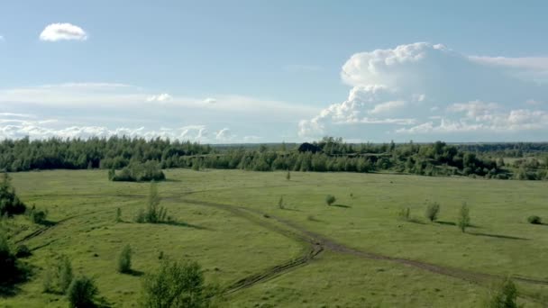 Romantsevo wzgórza w obwodzie tulskim pod jasnoniebieskim niebem drone zdjęcia lotnicze — Wideo stockowe
