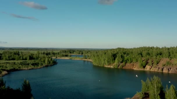 トゥーラ州のRomantsevoの丘と湖オーブスト無人航空機のパンショット — ストック動画