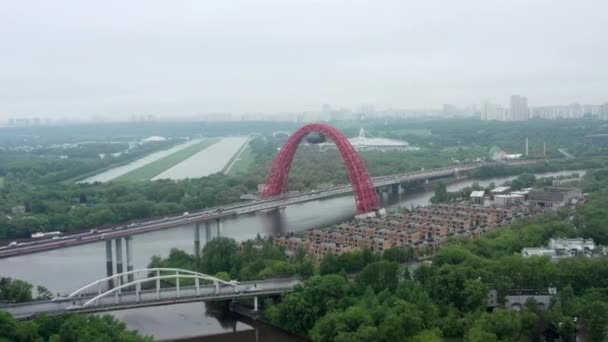 Ponte Zhivopisniy drone aereo colpo zoom dall'alto e autostrada — Video Stock