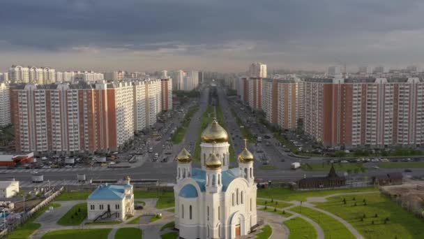Московські приміські райони під сірим хмарним небом, збільшено кількість дронів пострілів. — стокове відео