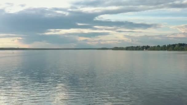 Lake Bezdonnoe drone shot in Moskovskaya oblast under grey cloudy sky — Stock Video