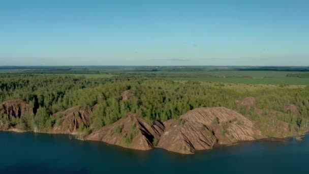 トゥーラ州のRomantsevoの丘と湖｜ドローン空中ズームアウト — ストック動画
