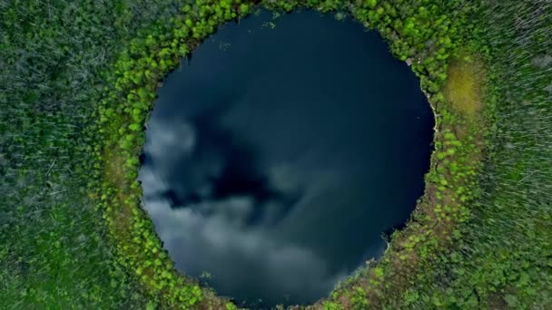 Moskovskaya 'daki Bezdonnoe Gölü insansız hava aracının oblast görüntüsü — Stok video