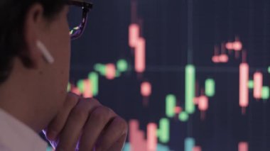 İşadamı bilgisayardaki borsa grafiğini analiz ediyor.