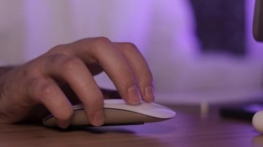 Erkek eli beyaz fare tuşuna basıyor, tava görüntüsü