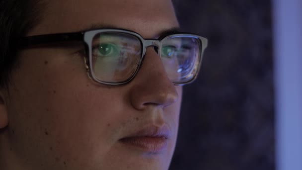 Mannen i glasögon sent på natten rulla framför laptop — Stockvideo
