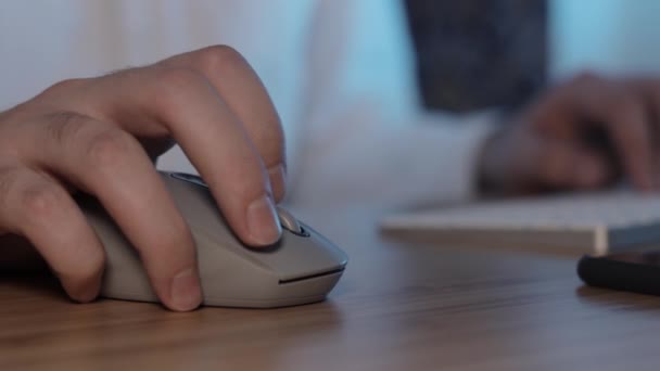 Homme en cliquant sur une molette de souris et en tapant sur un clavier — Video