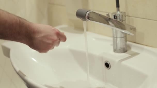 Se laver les mains sous l'eau courante dans la salle de bain — Video