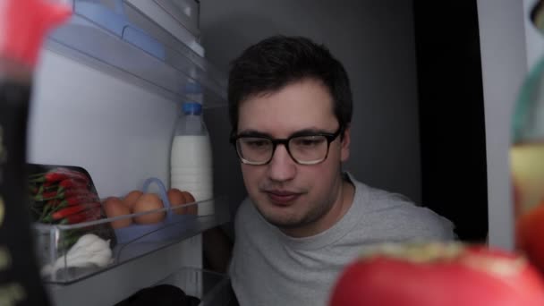 Homem procurando a comida, close up tiro da geladeira — Vídeo de Stock