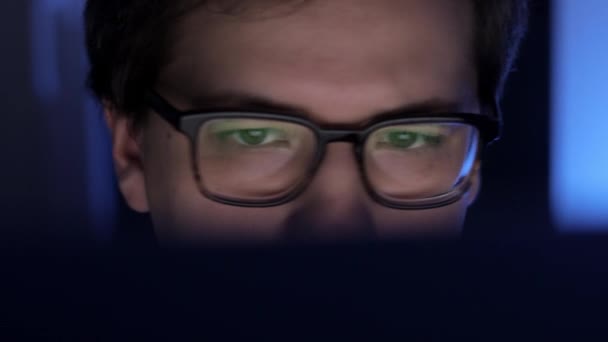 Homme à lunettes travaillant tard dans la nuit, gros plan