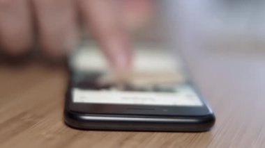 Akıllı telefon, dokunmatik ekran kullanarak sosyal medya uygulaması denetleniyor.