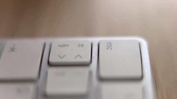 Dotknięcie palcem przycisku ESC na białej klawiaturze. — Wideo stockowe
