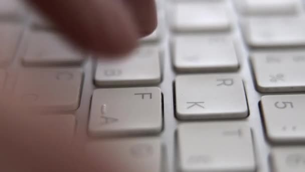Makro snímek psaní pomocí bílé moderní klávesnice. — Stock video