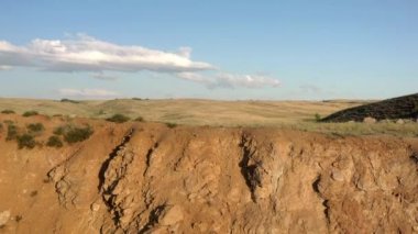 Kum tepeleri insansız hava aracı görüntüsü, açık bulutlu gökyüzünün altındaki alan.