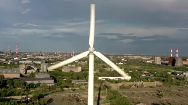 REGIÃO URAL, RÚSSIA - JULHO 10, 2019: Uma panela de turbina eólica disparada, no fundo de fábricas e fazendas sob céu cinza — Vídeo de Stock