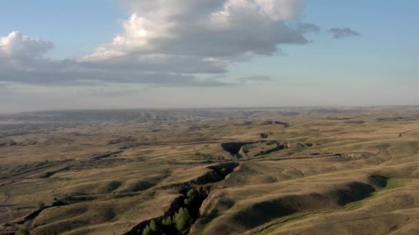 Collines de sable tir aérien de drone, volent sur le terrain sous un ciel nuageux brillant — Video