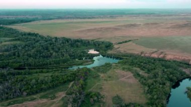 Yeşil Rus sahası ve ufuk dron hava aracı uzaklaşıyor.
