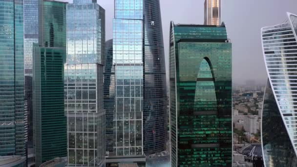Увеличение масштаба воздушного беспилотника вблизи московского небоскреба — стоковое видео
