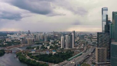 Moskova banliyö panoramasının bulutlu gökyüzünün altında hava aracı yakınlaştırması