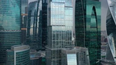 Moskova iş şehrinin soldan sağa hava aracı, bulutlu günbatımında.