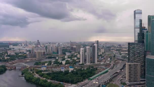 Letecký bezpilotní letoun panoramatický výhled na Moskvu nedaleký finanční okres pod zataženou oblohou — Stock video