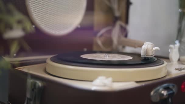 Close up of a vintage retro vinyl record rotating. Old fashioned music. Needle gramophone — Stock Video