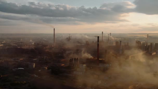 Drone shot de zona industrial con tubos y smog, contaminación atmosférica — Vídeo de stock