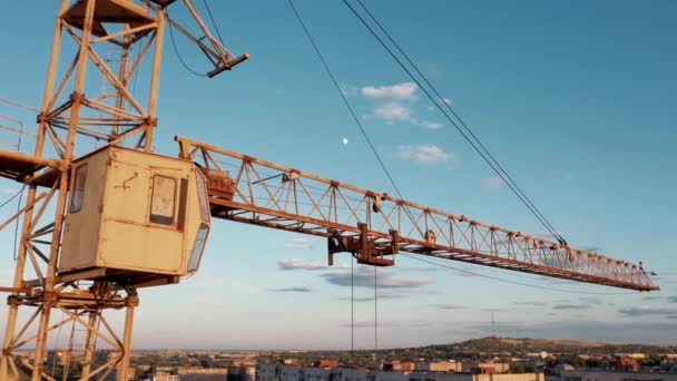 Кран проти блакитного неба та міського горизонту, промислова зона — стокове відео