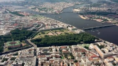 Saint Petersburg 'un insansız hava aracı görüntüleri, Neva nehri üzerindeki kıyılar ve adalar, mavi bulutlu gökyüzünün altında.