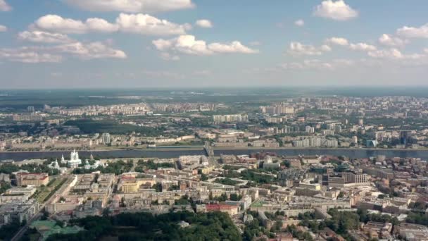 Μια μεγάλη πόλη με drone ποταμό πυροβόλησε, κάτω από το μπλε συννεφιασμένο ουρανό το καλοκαίρι — Αρχείο Βίντεο