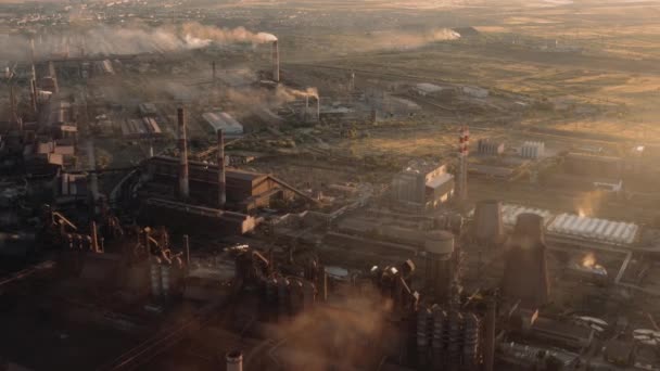 煙突とスモッグ、大気汚染と工業地帯のドローンショット — ストック動画