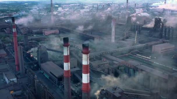 Área industrial volar sobre, drone disparo de tubos de fábrica y plantas — Vídeo de stock