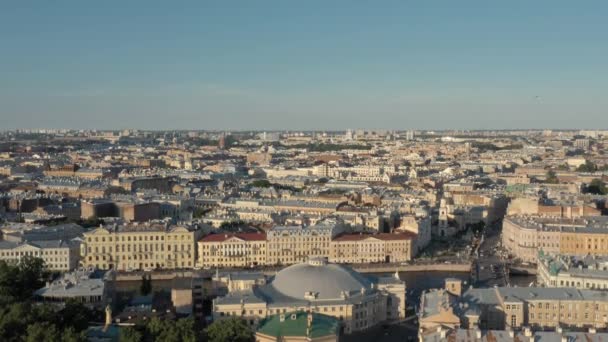 Vieux bâtiments de Saint-Pétersbourg sommets dans une grande ville, drone tourné sous un ciel lumineux — Video