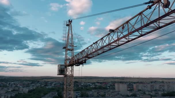 Grúa contra el cielo nublado en una zona suburbana, zona industrial — Vídeos de Stock