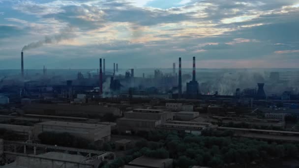 Drone shot de ville industrielle, cheminée à tubes d'usine, pollution atmosphérique — Video