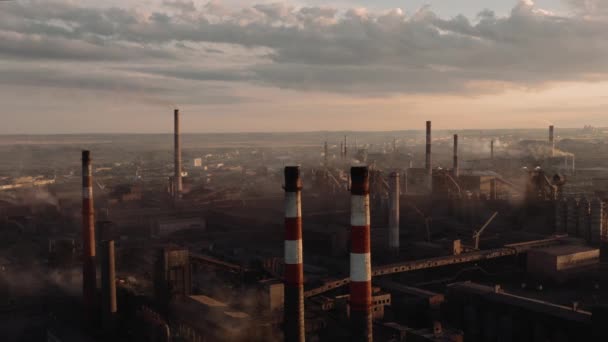 Drone tiro de zona industrial com tubos e smog, poluição do ar — Vídeo de Stock
