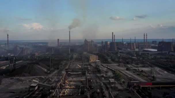 Drone shot de la ville industrielle près de l'eau, tubes d'usine cheminée pollution par la fumée — Video