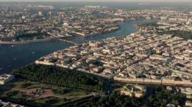 Saint Petersburg 'un insansız hava aracı görüntüleri, deniz kıyısında ve adalarda, mavi bulutlu gökyüzünün altında