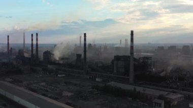 Suyun yakınındaki sanayi şehrinin drone çekimi, fabrika tüpleri baca dumanı kirliliği 