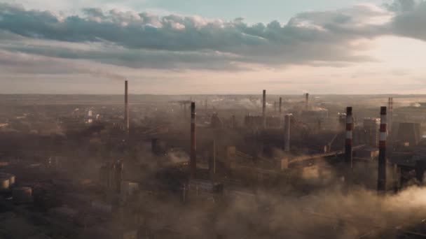 Drohnenschuss über Industriegebiet mit Schläuchen und Smog, Luftverschmutzung — Stockvideo