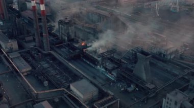 Sanayi bölgesi üzerinde uçuyor, fabrika tüplerinin ve bacaların insansız hava aracı görüntüleri.
