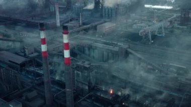 Sanayi bölgesi üzerinde uçuyor, fabrika tüplerinin ve bacaların insansız hava aracı görüntüleri.
