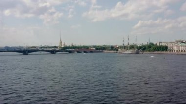 Neva 'nın su yüzeyi drone çekimi, bulutlu gökyüzünün altında Saint Petersburg manzarası