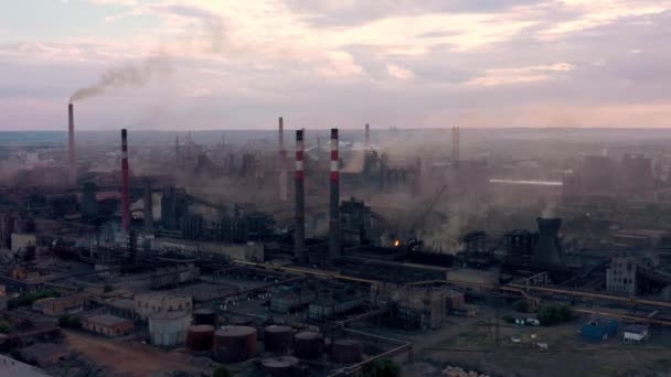 Drone tiro de cidade industrial perto de água, tubos de fábrica chaminé poluição do ar — Vídeo de Stock