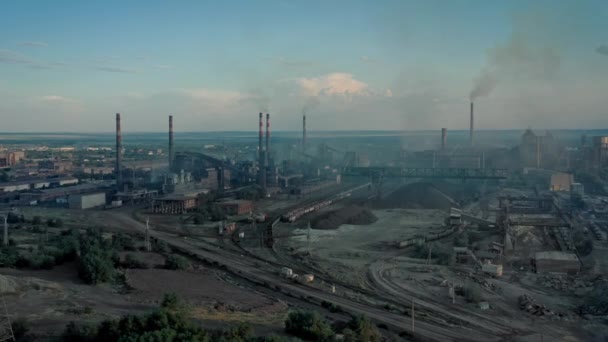 Drone shot van industriële stad in de buurt van water, fabrieksbuizen schoorsteen rookvervuiling — Stockvideo
