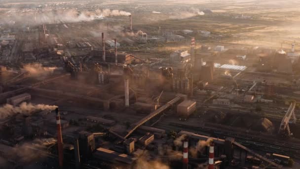 Drohnenschuss über Industriegebiet mit Schläuchen und Smog, Luftverschmutzung — Stockvideo